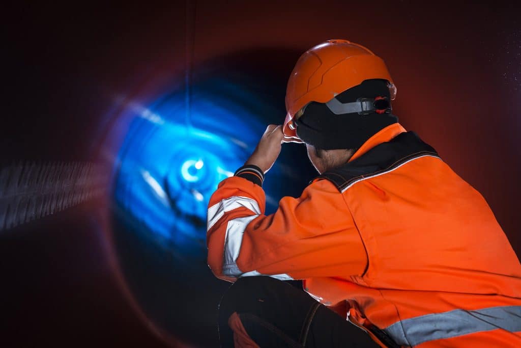 Espacios confinados en industria: cómo identificar, evaluar y controlar los riesgos antes y durante el acceso de trabajadores