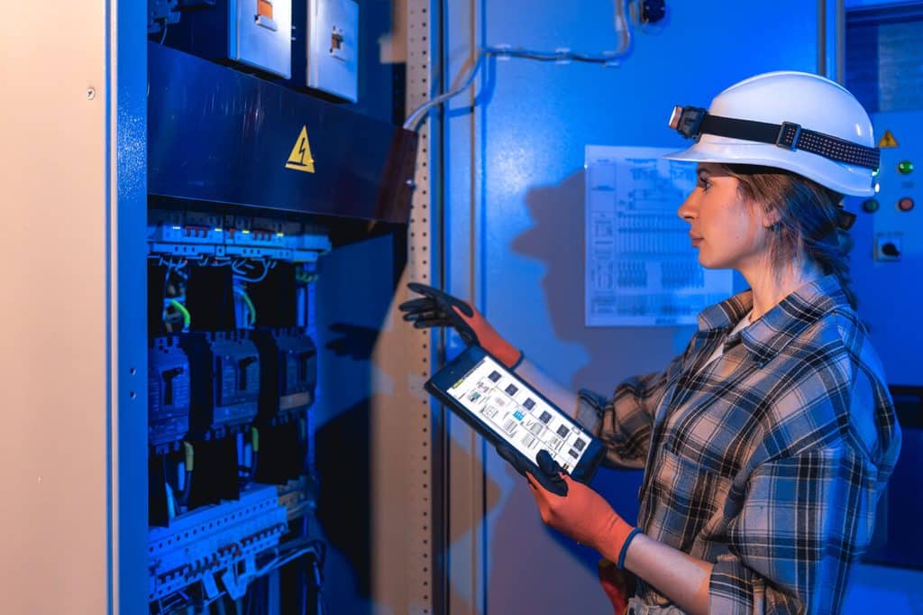 Riesgo eléctrico en fábricas: obligaciones empresariales para prevenir accidentes durante trabajos eléctricos
